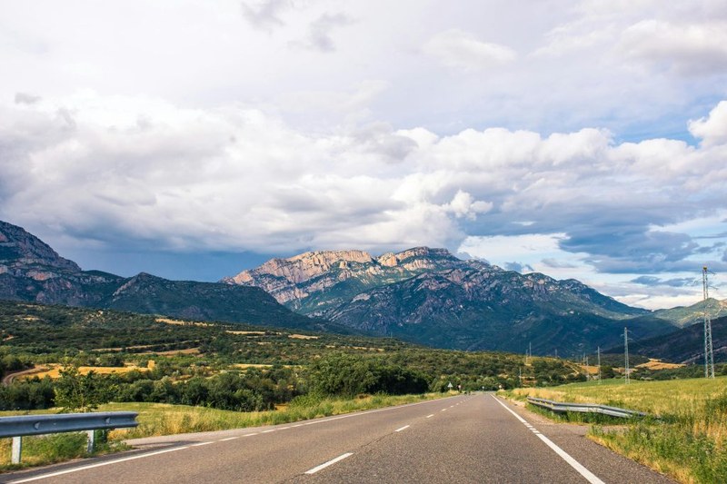 Diagnosing mobility constraints beyond urban areas through data